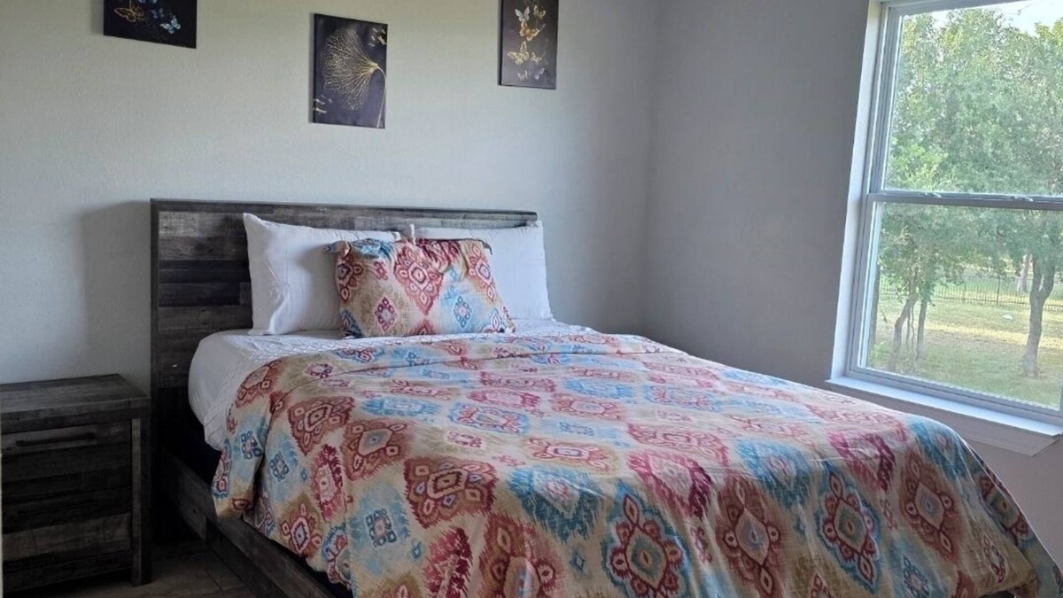 Dale Cottage | Beautiful Guest House: Perfect Escape Near COTA & Tesla