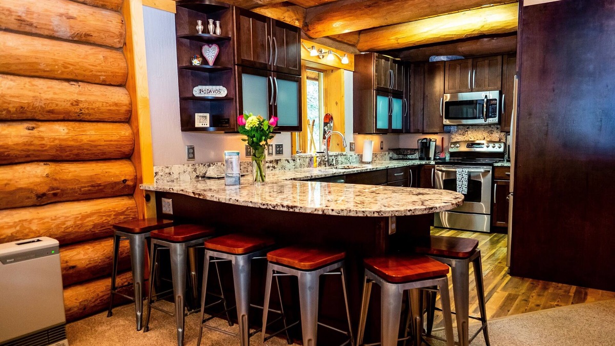 Alyeska Ski Chalet | Beautiful Hand-Crafted Log Chalet - Great Views