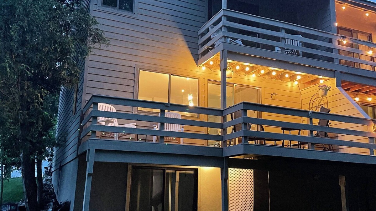 Harbor Springs Condo | Beautiful Harbor Springs condo! Close to Lake MI, Skiing, Golf, Dining, + more!
