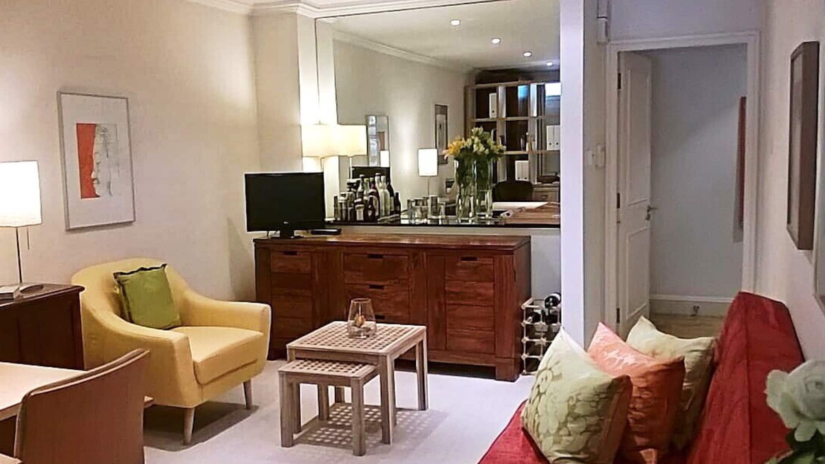 Royal Borough of Kensington and Chelsea Apartment | Beautiful heaven @ High Street Kensington Tube Station, incl. weekly cleaning