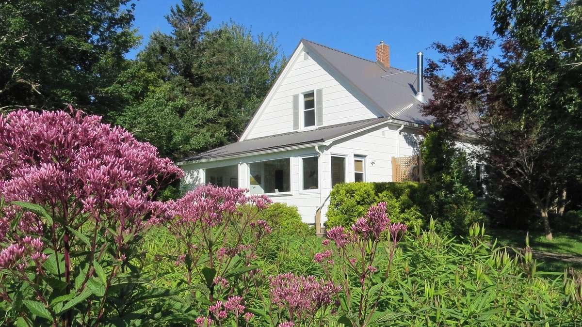 Granville Ferry Cottage | Beautiful hilltop cottage, stunning views, 5 mins. to town