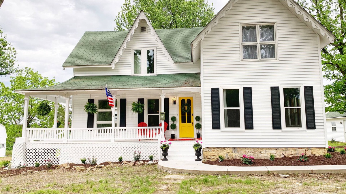 Rolla House | Beautiful Historic Farmhouse: Perfect for Fugitive Beach, Military, & MS&T!