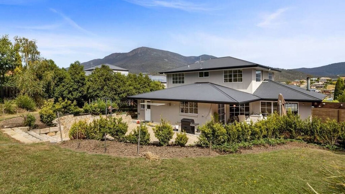 Lenah Valley House | Beautiful Hobart Family Home 4 bed, 5 kms to CBD