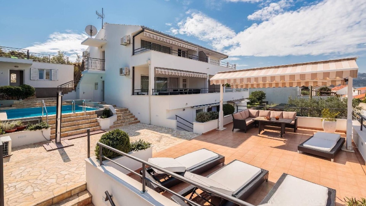 Seget Vranjica House | Beautiful Holiday House in Seget Vranjica with Terrace and Barbecue and Mountain View