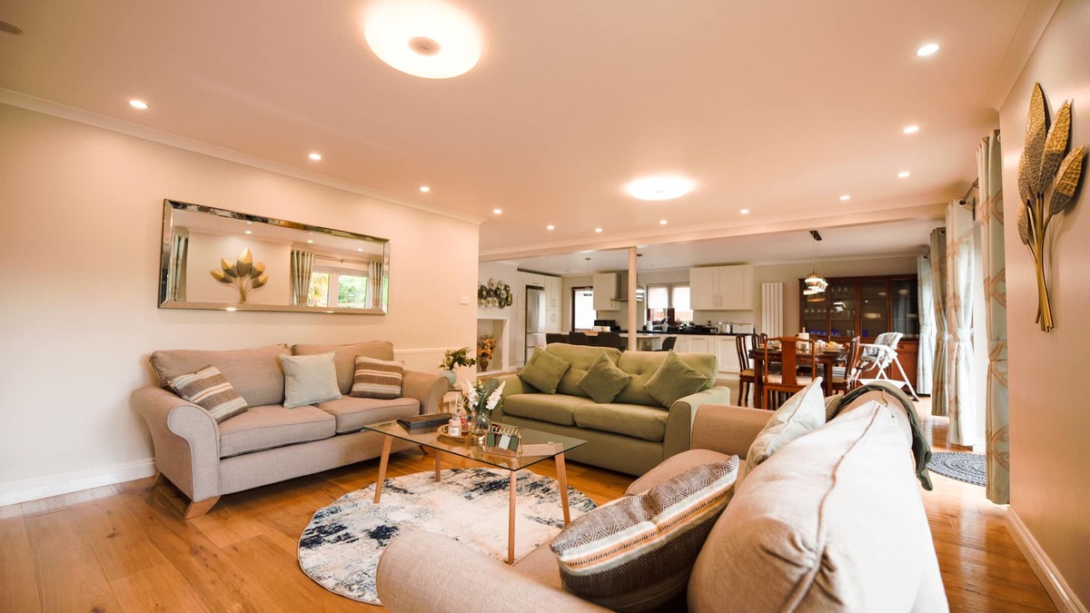 Reading House | Beautiful Holiday Home with Cinema Room & Garden
