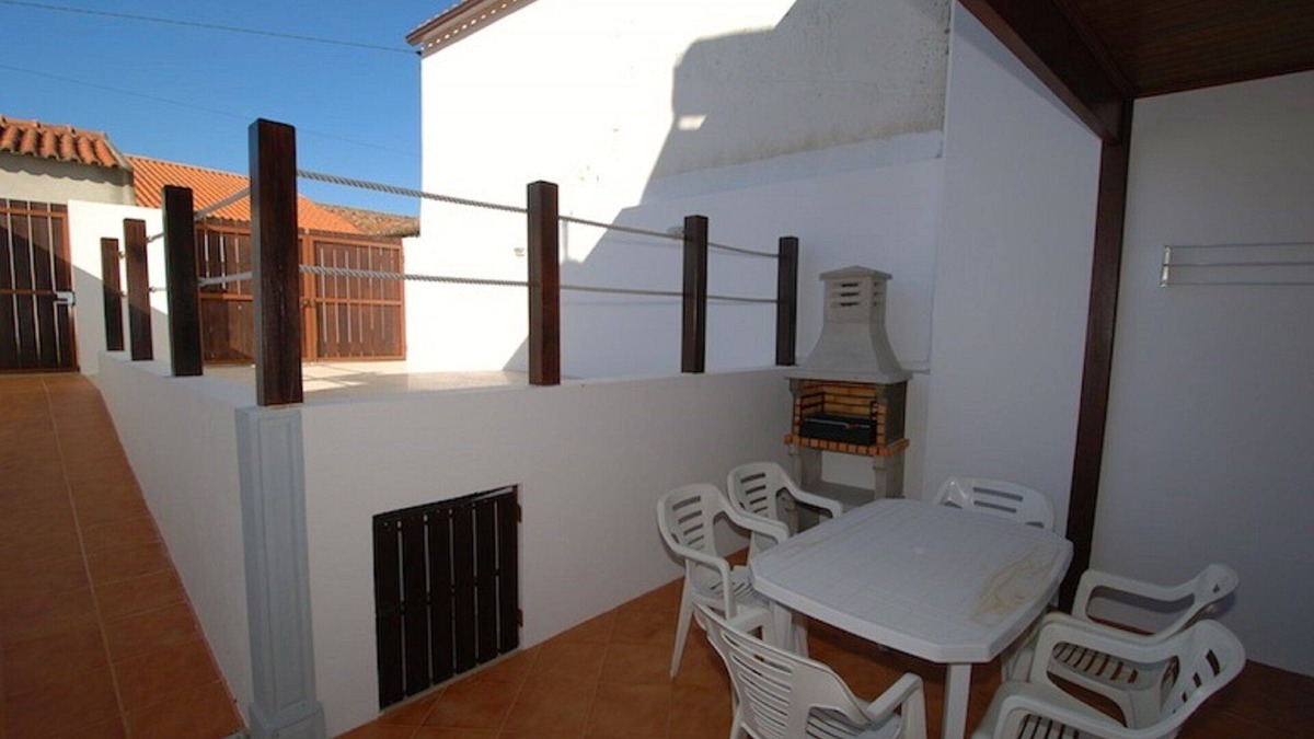 Casais do Rio House | Beautiful holiday house with wood interiors, close to the beach and golf courses