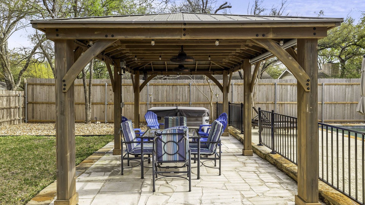 Oak Forest House | Beautiful Home: 4 Bdrm 3 Full Baths, Private Hot Tub & Pool, Fenced Private Yard