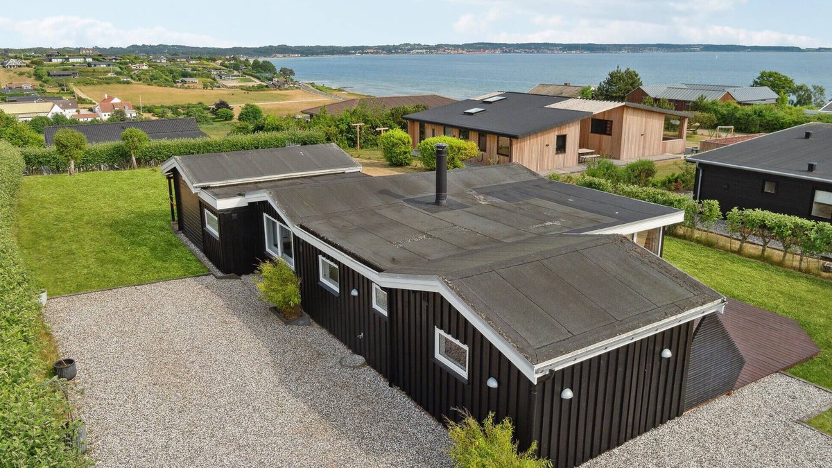 Handrup Strand House | Beautiful home in Ebeltoft with kitchen