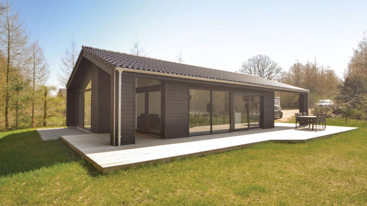 Fjellerup House | Beautiful home in Glesborg with WiFi