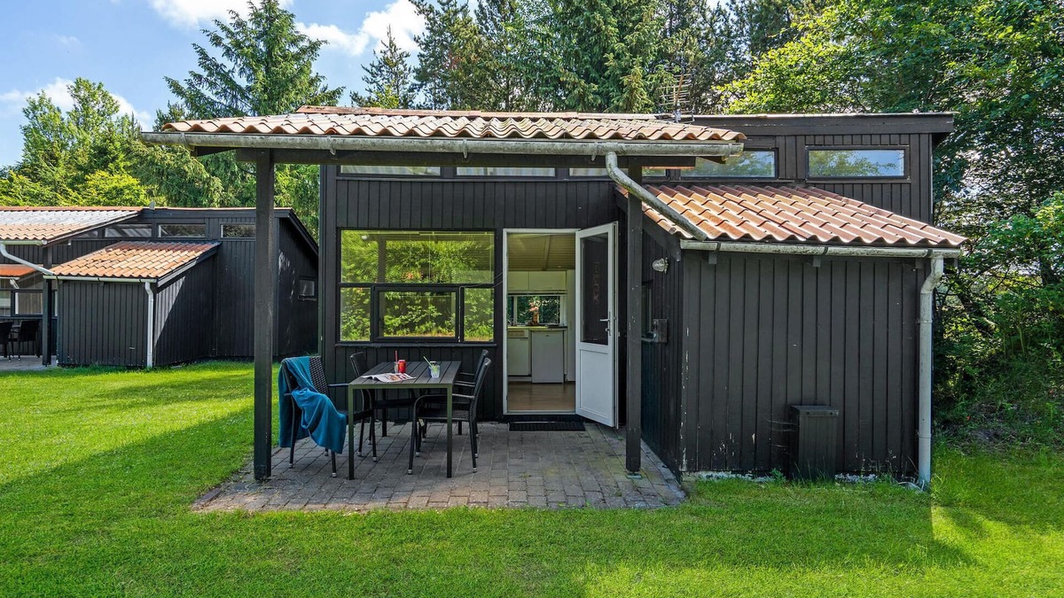 Hampen House | Beautiful home in Hampen with WiFi