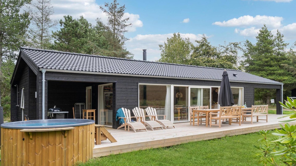 Hojby House | Beautiful home in Højby with sauna