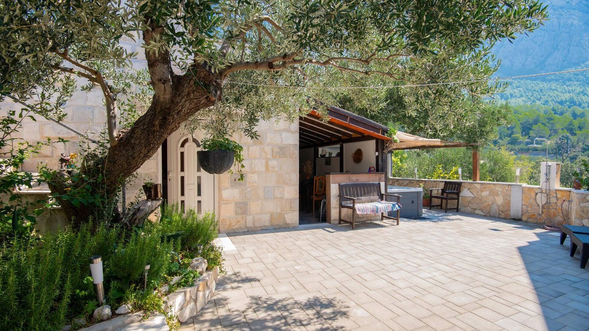 Veliko Brdo House | Beautiful home in Makarska with kitchen