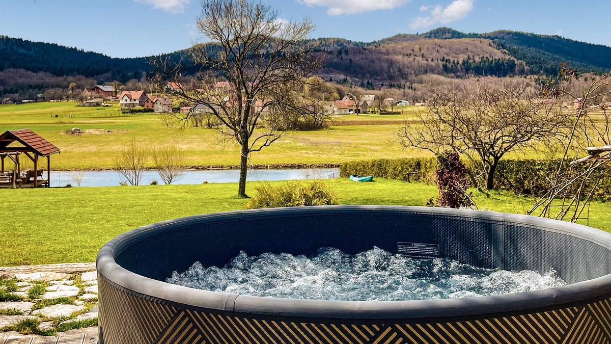 Otocac House | Beautiful home in Otocac with jacuzzi