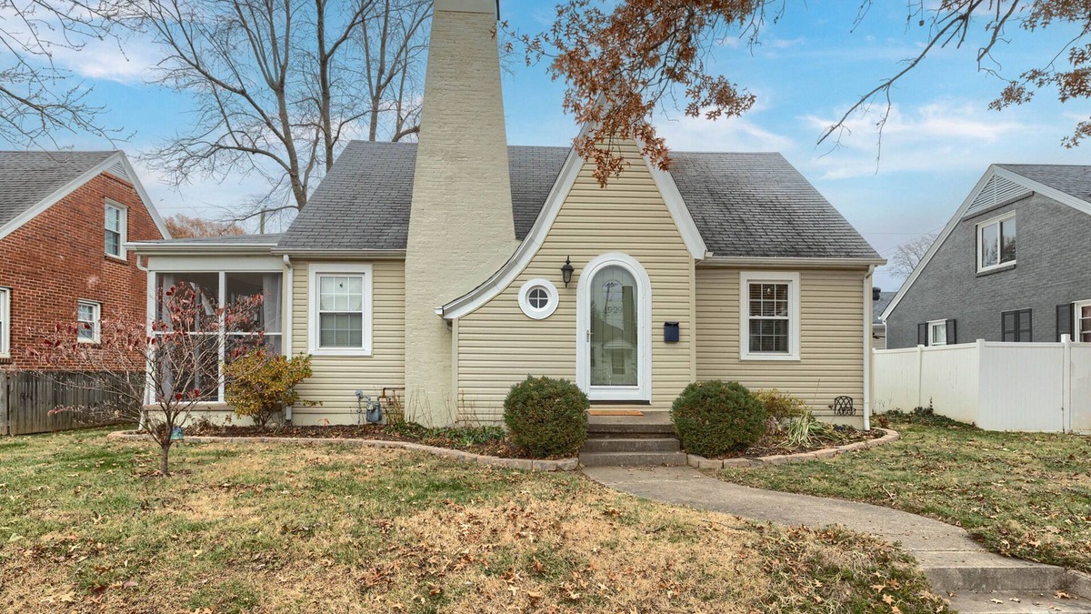 Owensboro Cottage | Beautiful Home in Owensboro. Self checkin-Great location-Screened porch
