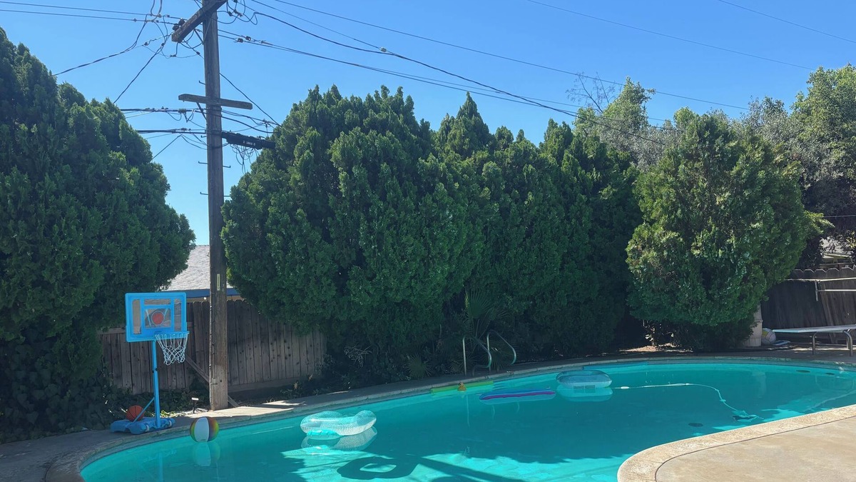 Fresno House | Beautiful Home in quiet neighborhood with a pool and close to stores & highways.