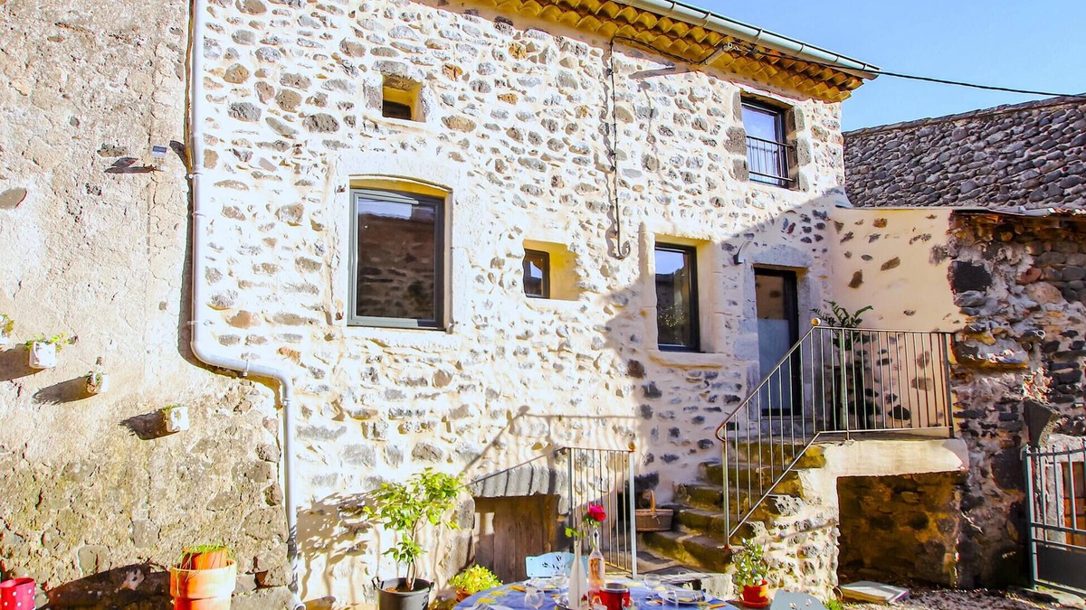 Rochessauve House | Beautiful home in Rochessauve with WiFi