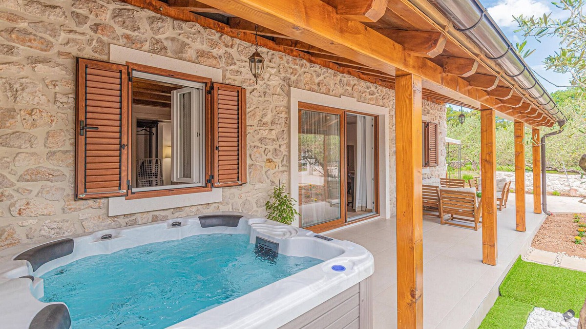 Sibenik House | Beautiful home in Sibenik with kitchen