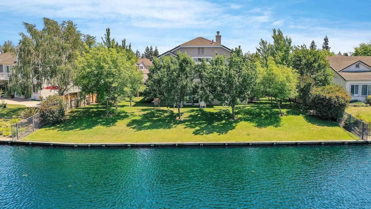 Spanos Park House | Beautiful home in the quiet community with stunning lake view - One Month Min.