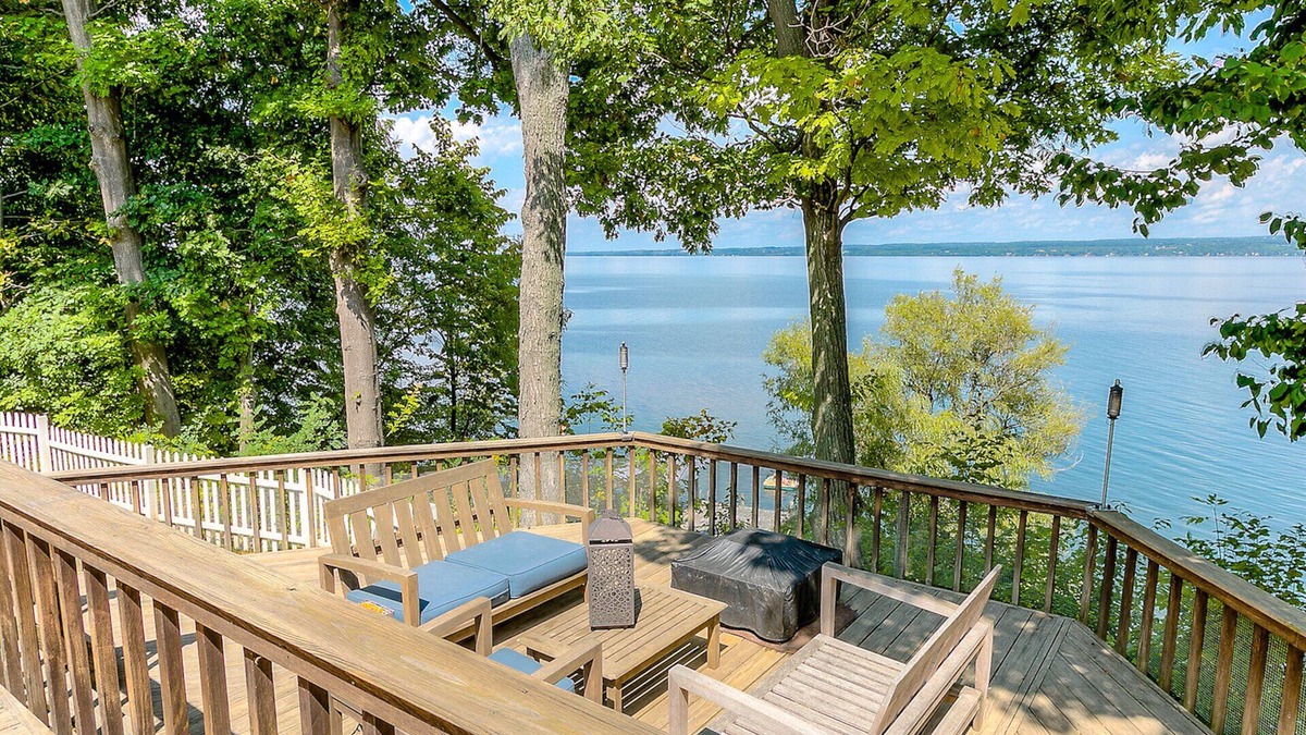 Romulus House | Beautiful Home On The Lake Great For Families & Walking Distance to Winery