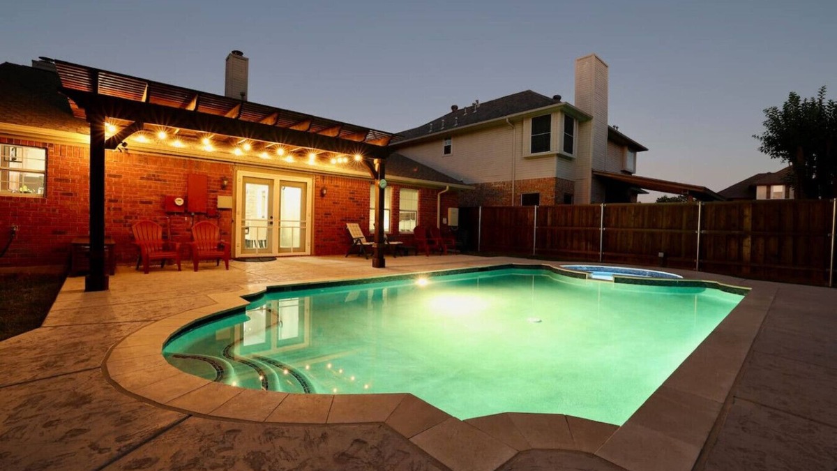 Flower Mound Apartment | Beautiful home with heated spa and heated pool