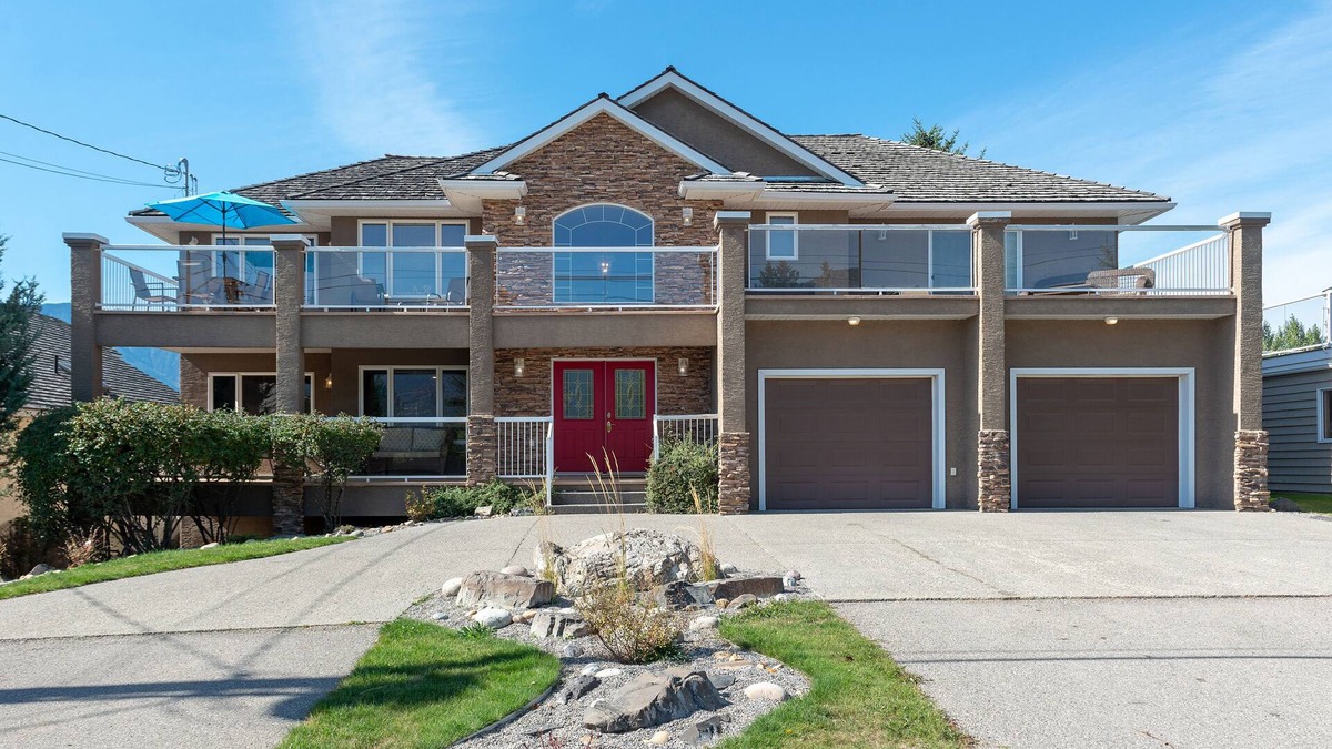 East Kootenay House | Beautiful Home with Mountain and Lake Views. 3 min walk to beach + 10 to town.