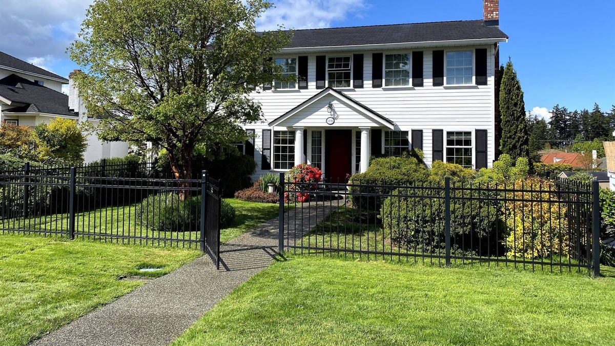 Cordova Bay House | Beautiful home with private gym and home theatre