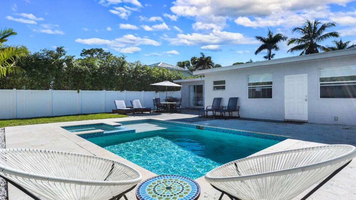Lake Park House | Beautiful Home with Private Pool – Minutes from Downtown Naples and Beaches