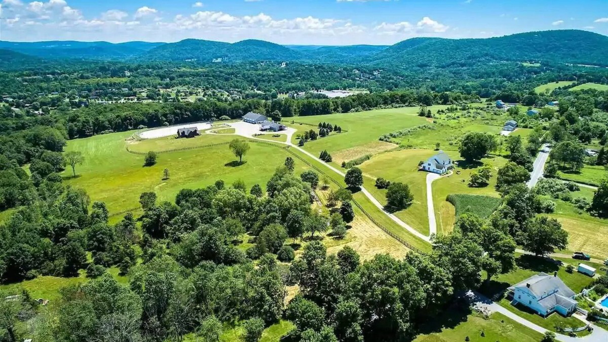 Town of Dover House | Beautiful Horse Farm