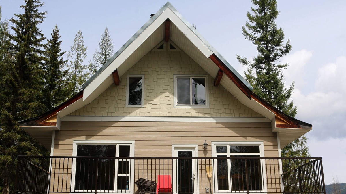 Lumby House | Beautiful house with private lake and ultimate privacy - Hideaway Chalet