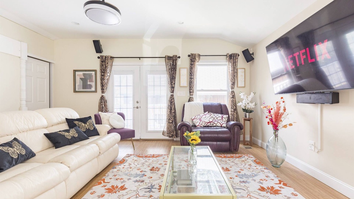 Arlington Ridge House | Beautiful House|9 Beds|King Bed|3 Baths|Free Parking|DC|Family & Pet Friendly