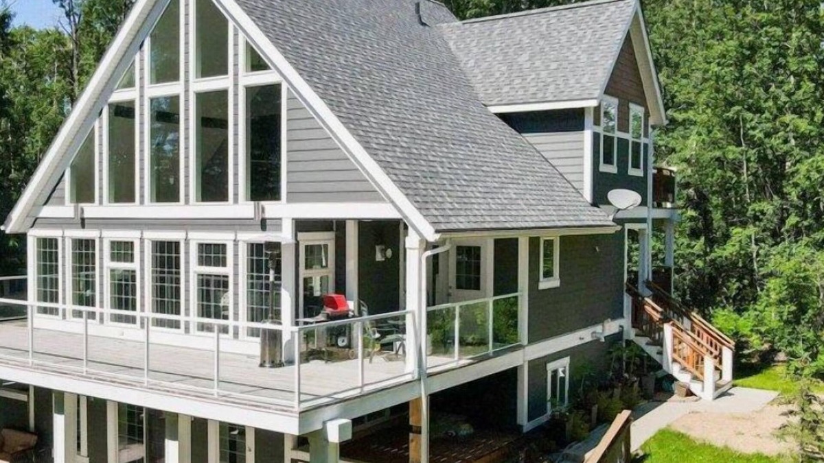 Division No. 8 House | Beautiful House at the Lake!