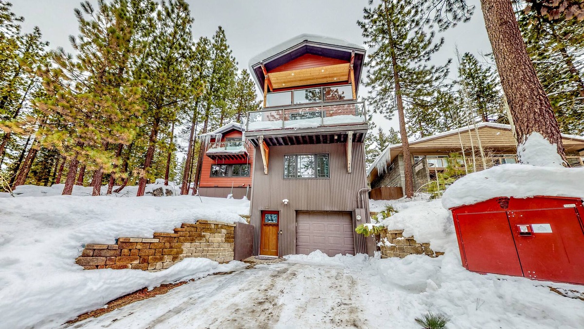 Lower Kingsbury House | Beautiful house by the mountains, beach & skiing with private hot tub, sleeps 10