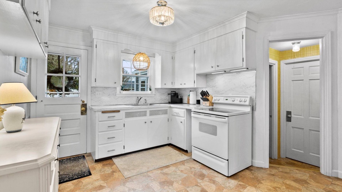 Clinton House | Beautiful house in private beach community with pools, pickleball courts, etc