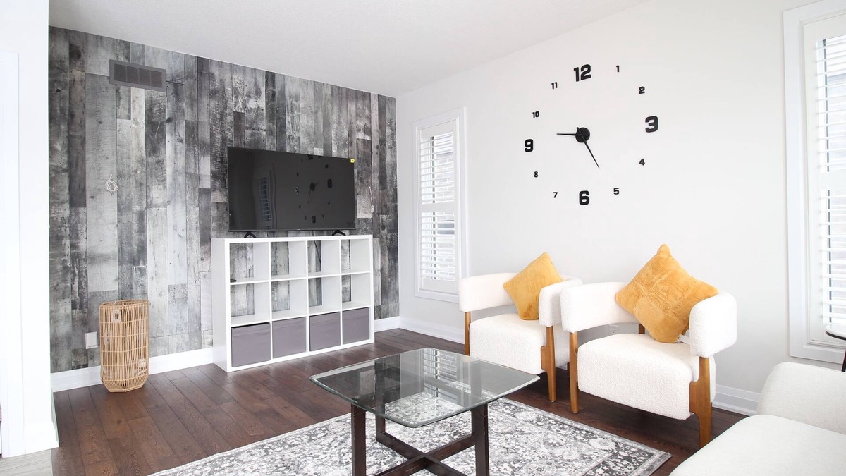 Rosemount House | Beautiful House Near Grand River & Kiwanis Park