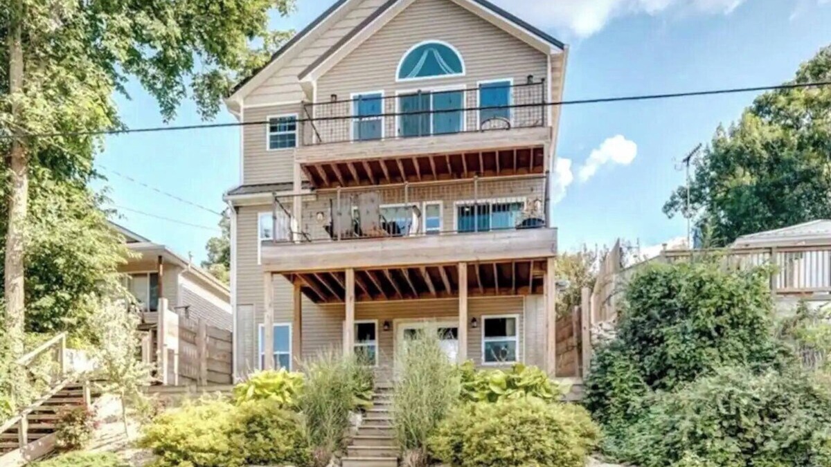 Howell House | Beautiful House overlooking Lake Chemung, with a Private Chef Tasting option.