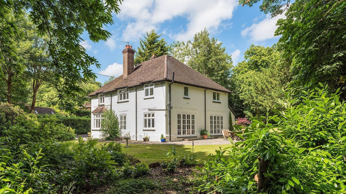 Ford House | Beautiful House set in 1.3 acre Woodland. Nearby Goodwood Events! Dogs Welcome!