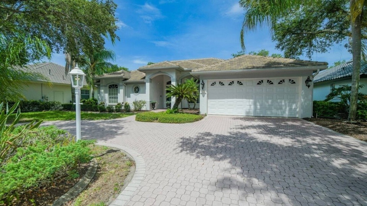 Braden River House | Beautiful house in a gated golf community. Pool with Lanai. Close to beaches.
