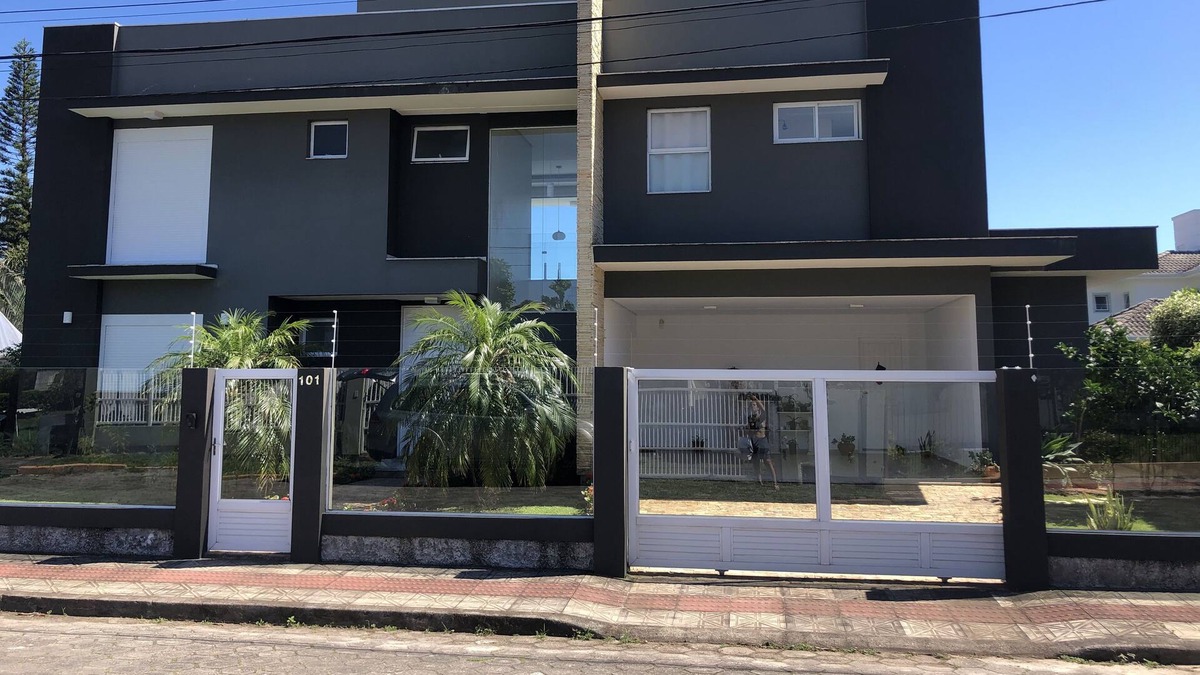 Barra da Lagoa House | Beautiful house with pool and 4 suites in a condominium
