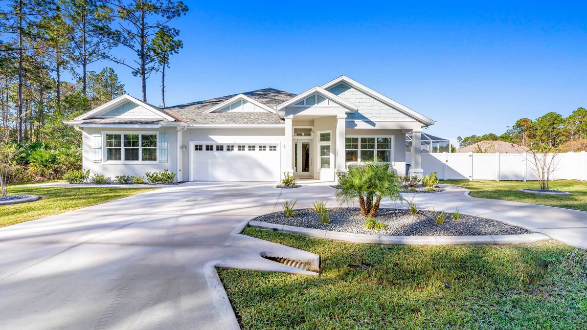 Palm Coast House | Beautiful house with heated pool, full kitchen, central AC, and washer/dryer
