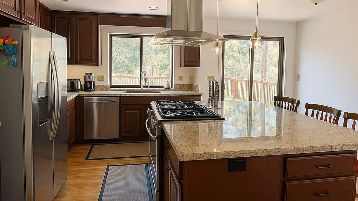 Somerset Hotel | Beautiful House with Yard in Bellevue