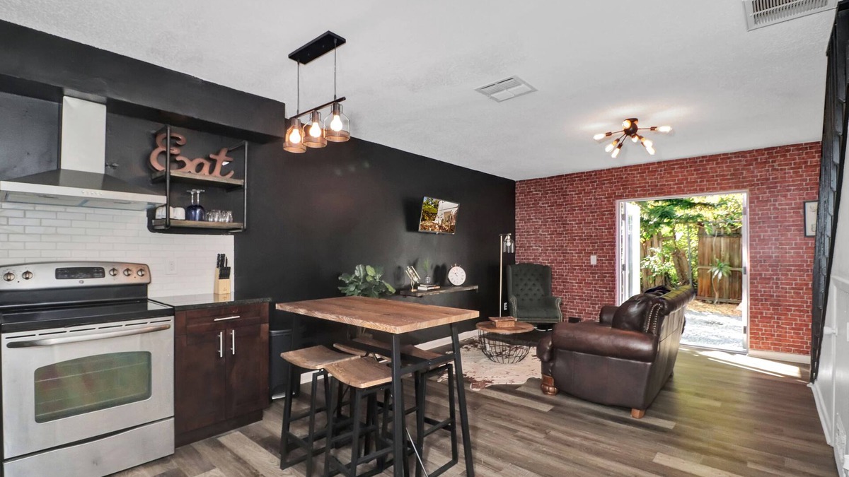 St. Petersburg - Clearwater House | BEAUTIFUL INDUSTRIAL Staycation Townhome