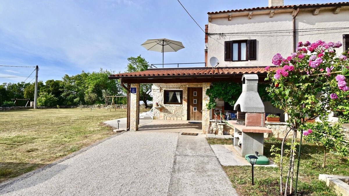 Valtura House | Beautiful Istrian house with big backyard