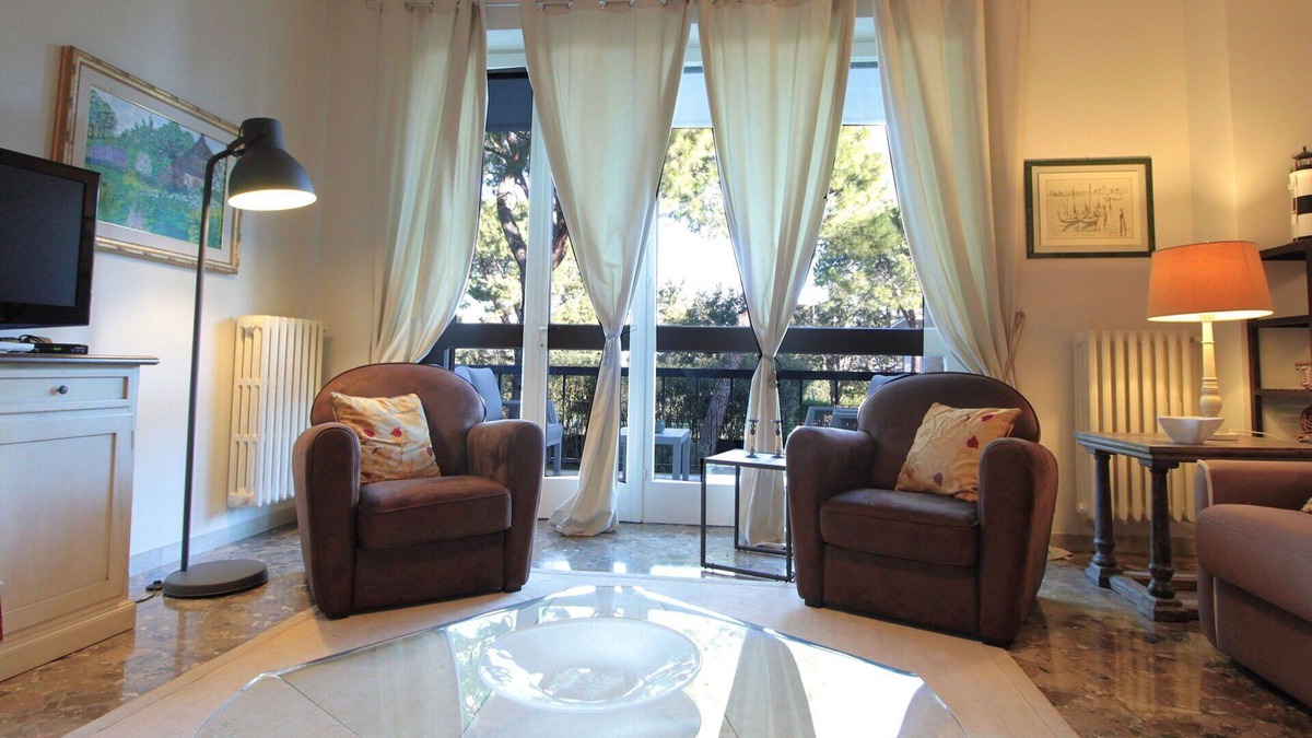 Desenzano del Garda Apartment | Beautiful apartment for 6 guests with WIFI, A/C, hot tub, sauna, TV and terrace, close to Sirmione