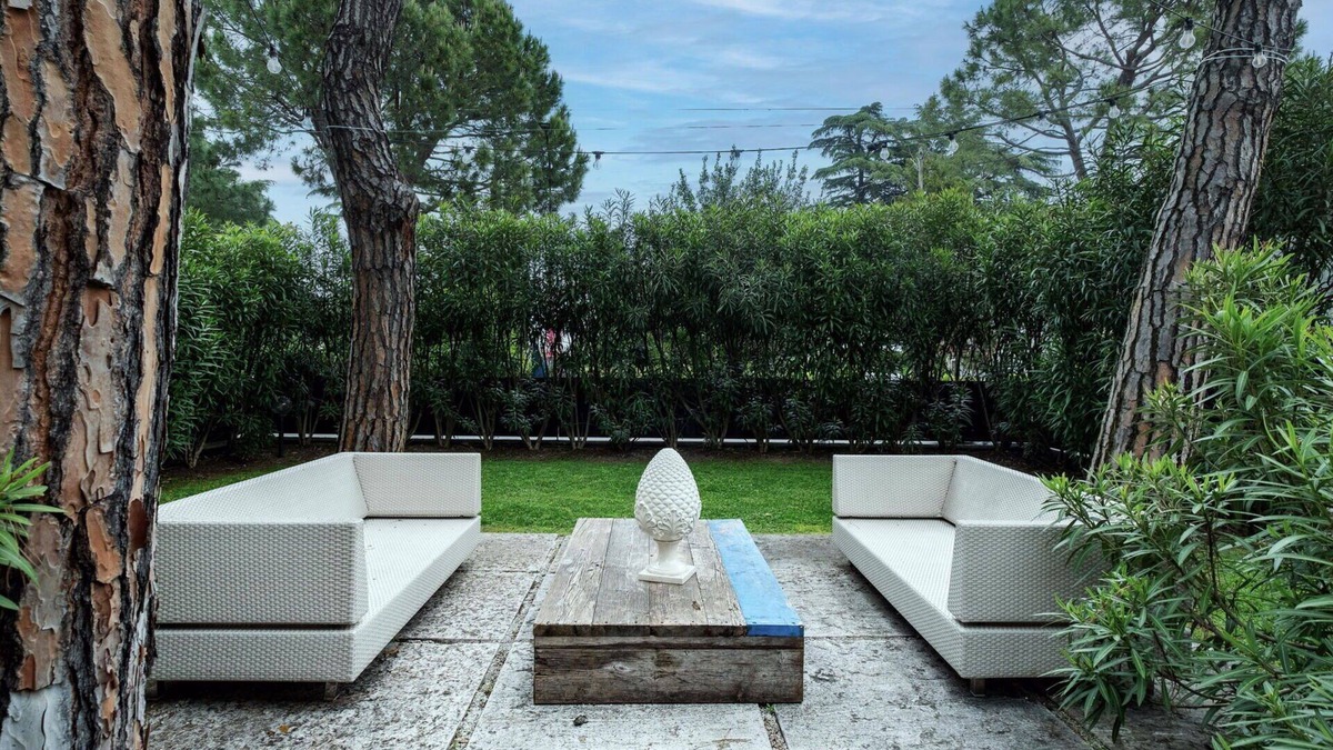 Desenzano del Garda Apartment | Beautiful apartment for 6 people with A/C, WIFI, hot tub, sauna, TV and terrace, close to Sirmione