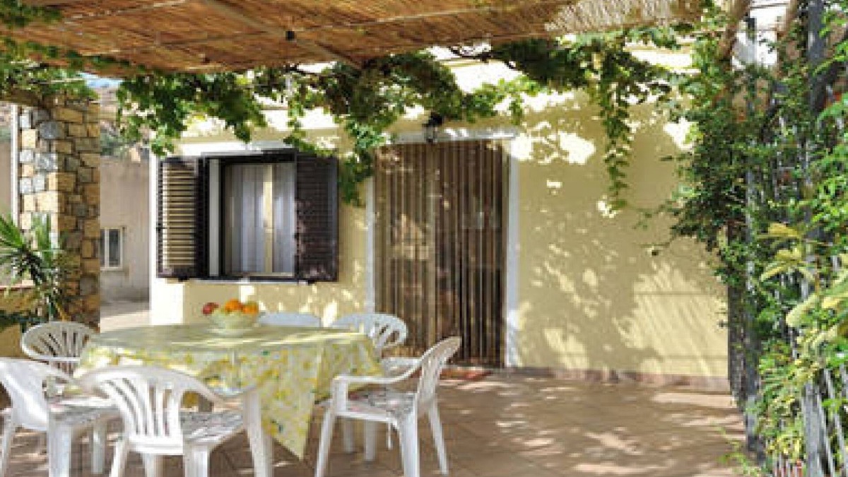 Girasole House | BEAUTIFUL HOLIDAY HOUSE 5 PLACES, VERANDA COPERTA, GARDEN, ALL SERVICES