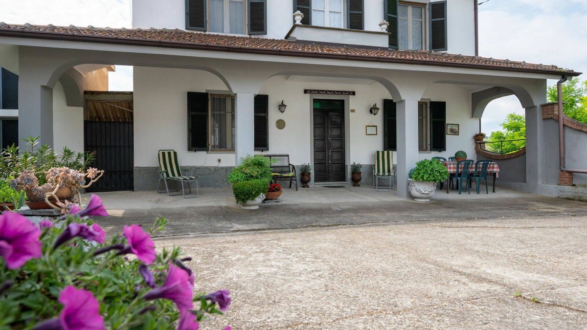 Vigliano d'Asti House | Beautiful private villa for 6 guests with terrace and pets allowed