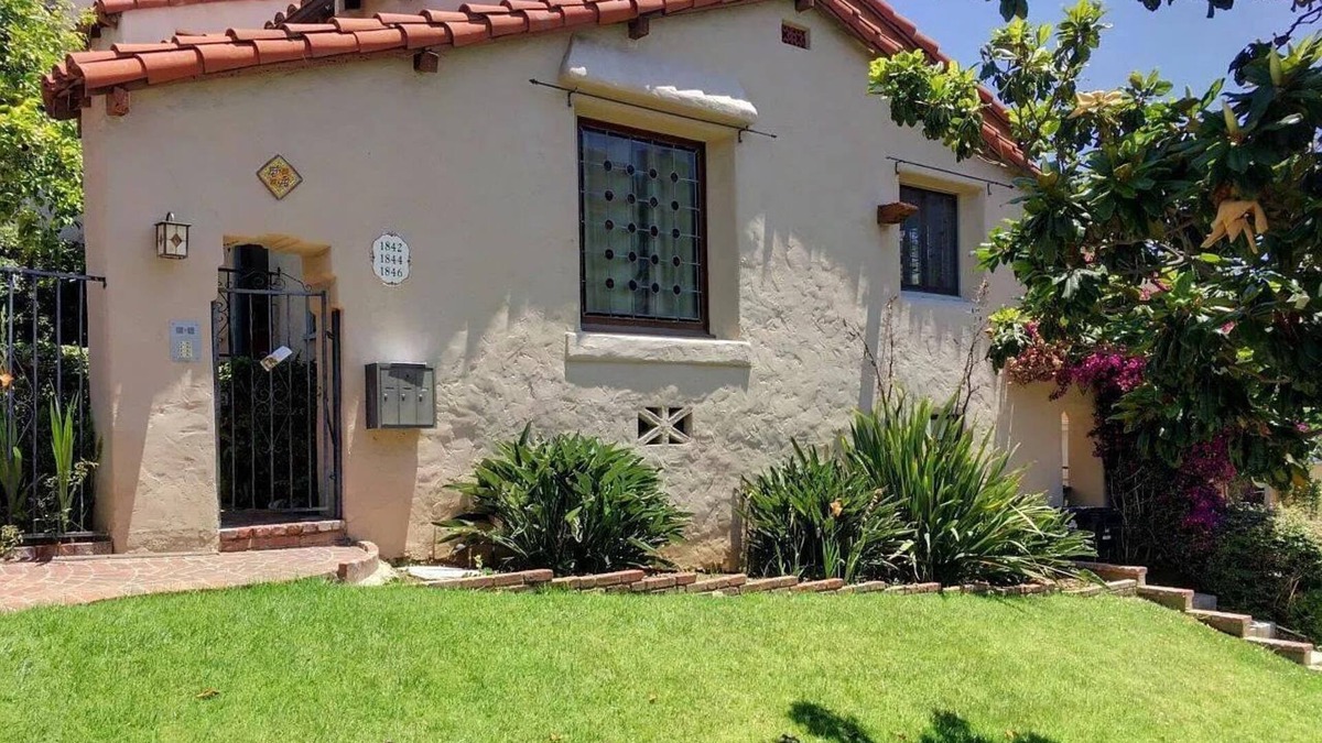 West Los Angeles Apartment | Beautiful LA Property near Beverly Hills - 5 miles from the beach!