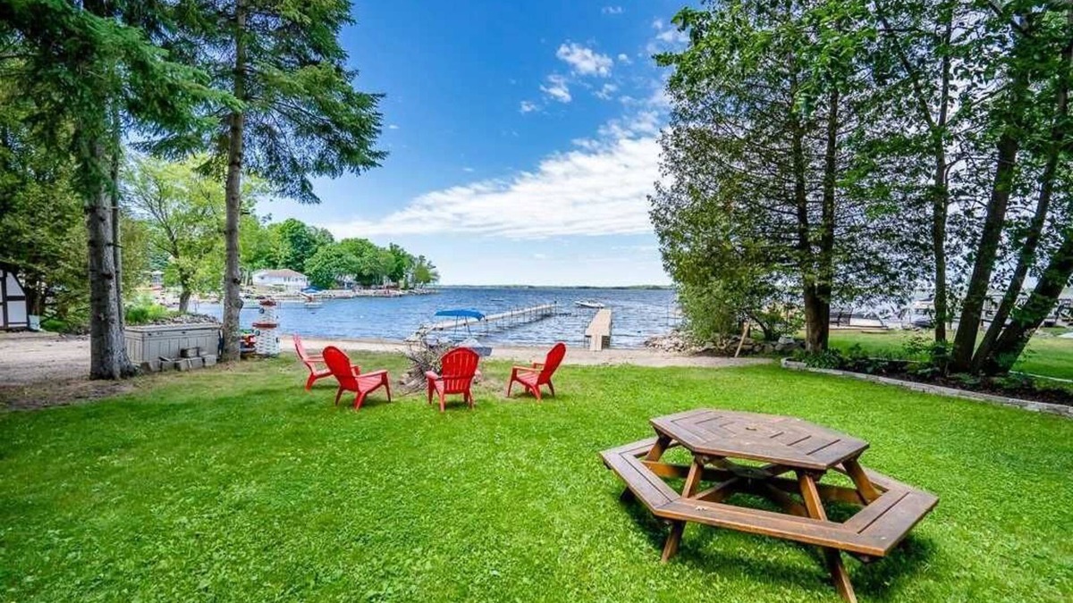 Victoria Harbour Cottage | Beautiful lakefront 5 (3+2)bedroom cottage ~ sleeps 12