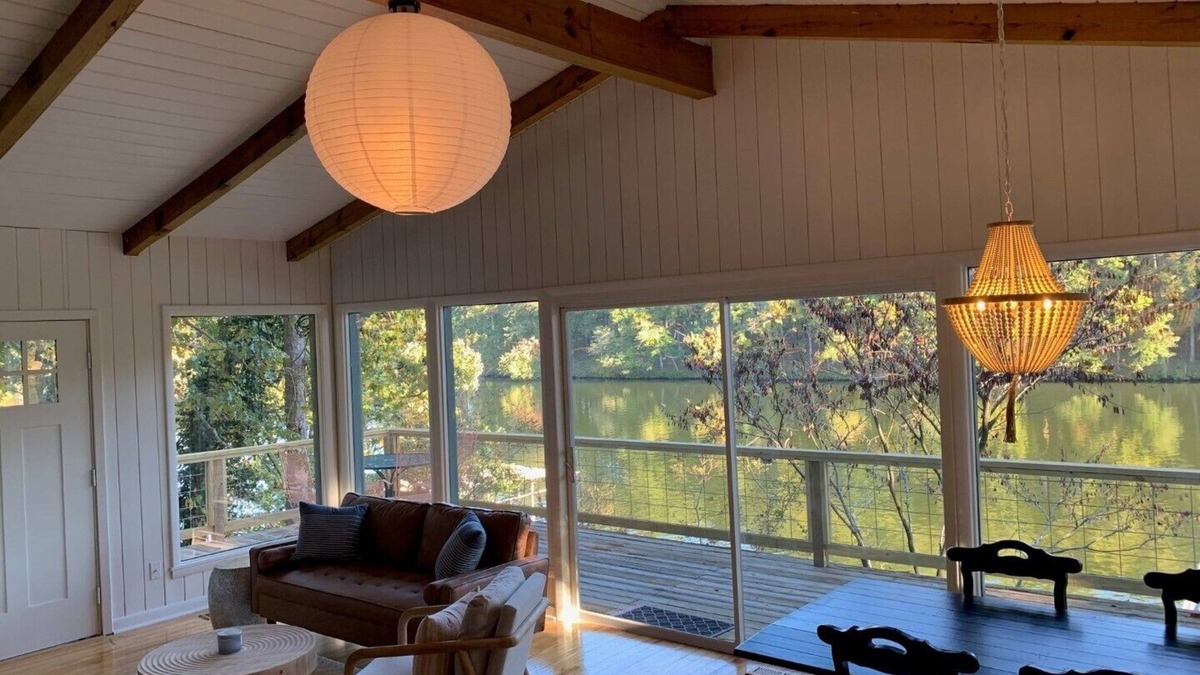 Mid America House | Beautiful Lake Escape