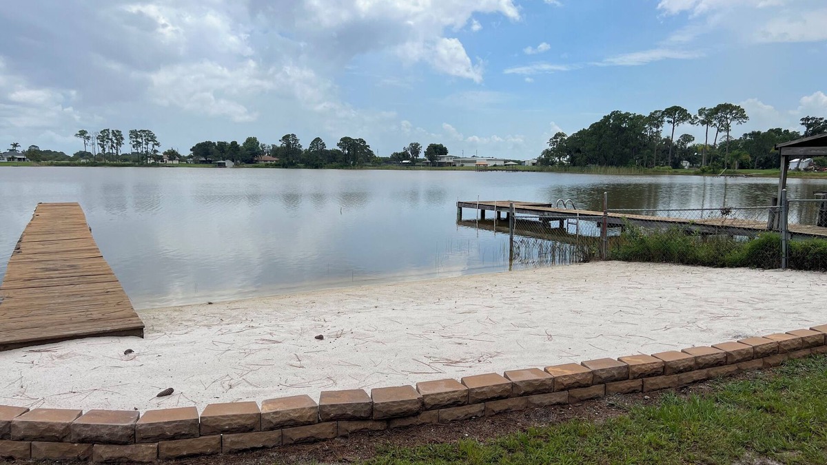 Highland House | Beautiful Lake Front Retreat.